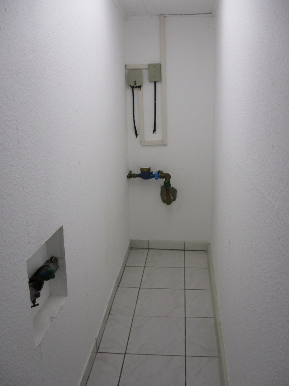 Hausanschl��e im Keller Doppelhaush�lfte Sankt Augustin