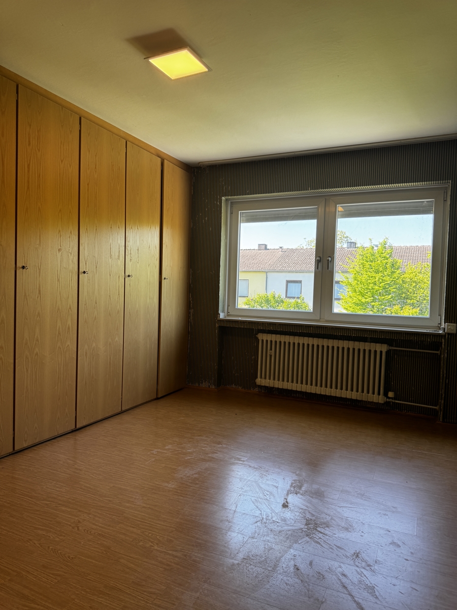 Schlafzimmer 1 mit Schr�nken Reihenmittelhaus Bonn / Heiderhof