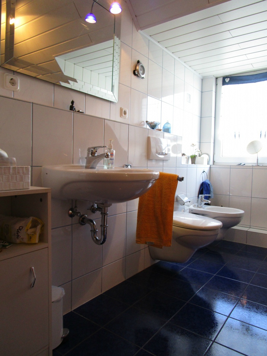 Ansicht Bad mit Wanne, Dusche und WC Reiheneckhaus Sankt Augustin
