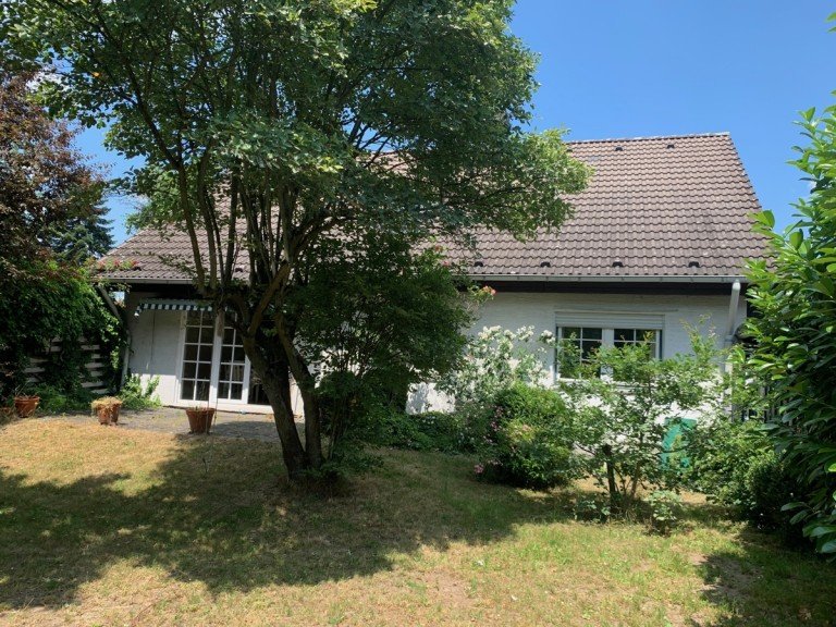 R�ckansicht Sankt Augustin - Niederberg Einfamilienhaus SANKT AUGUSTIN-NIEDERBERG, freist. Ein.FamH, 7-8 Zi., ca. 280 m� WNutzfl. Vollkeller ca. 610 m� GrSt