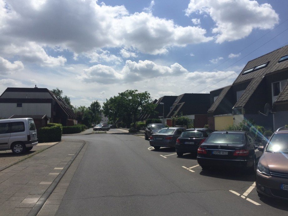 Strasse mit Parkfl�chen Reihenhaus Sankt Augustin