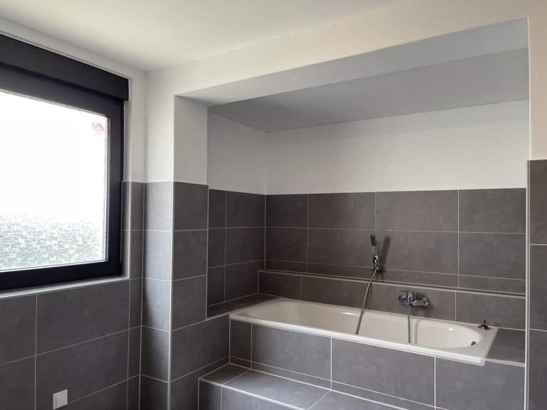 Badezimmer mit Wanne & Dusche Sankt Augustin Einfamilienhaus SANKT AUGUSTIN, sch�nes Einfamilienhaus, ca. 100 m� WNfl, 3 Zi. Dachterrasse u. Terrasse + Garten