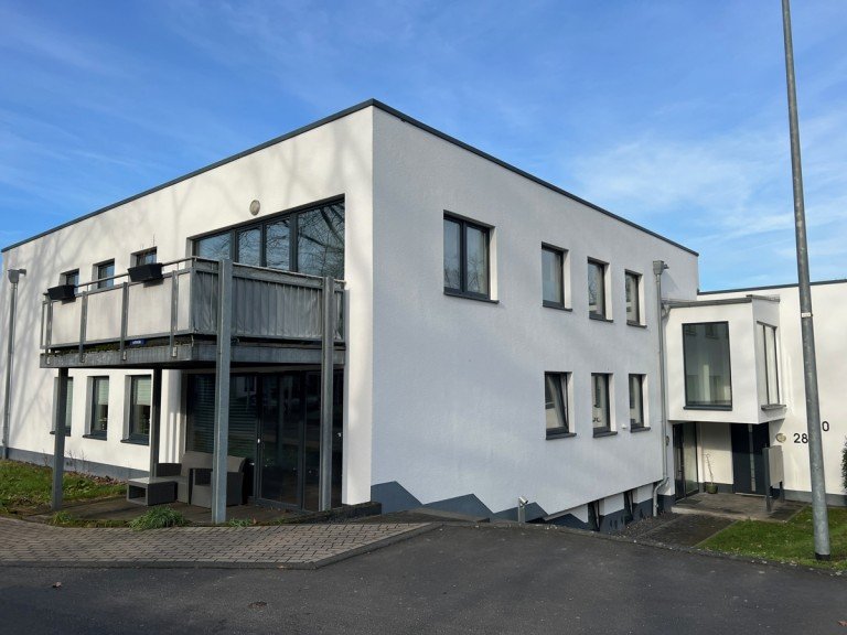 Aussenansicht Hennef (Sieg) Erdgeschosswohnung HENNEF, moderne 2-Zimmer Whg im EG mit ca. 76 m2 Wfl., Terrasse und Carport