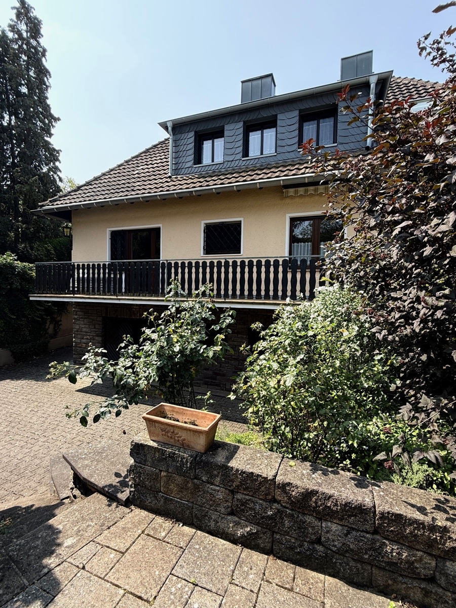 Ansicht mit Balkon und Garage Einfamilienhaus Bonn