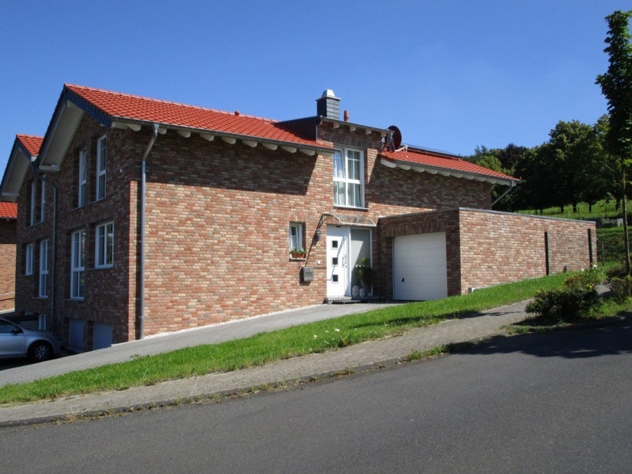 Seitenansicht / Hauseingangsbereich Doppelhaush�lfte K�nigswinter / Thomasberg