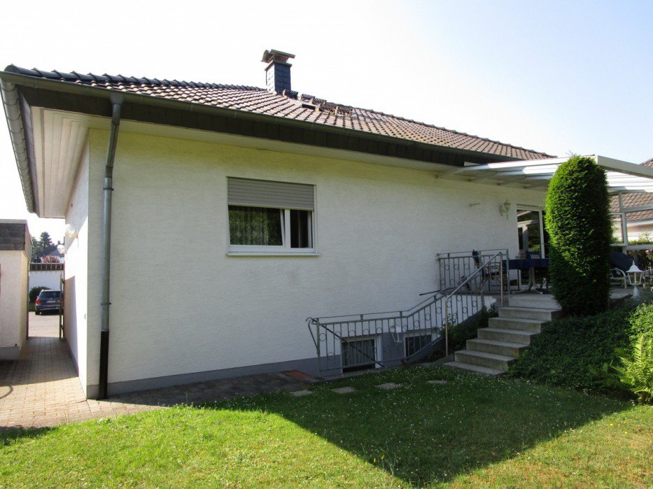 R�ckansicht mit Zugang zur Terrasse und in die Einliegerwohnung Bungalow Sankt Augustin / Hangelar