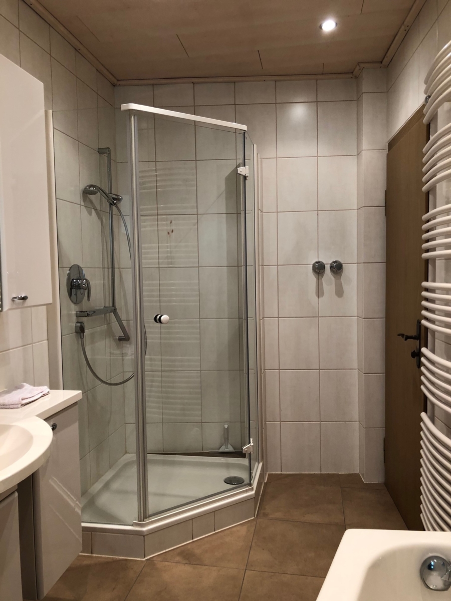 Badezimmer mit Wanne und Dusche Einfamilienhaus Bonn / Endenich