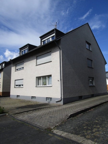 Hausansicht Sankt Augustin / Menden (Rheinland) Dachgeschosswohnung SANKT AUGUSTIN-MENDEN, sch�ne Dachgeschosswohnung, 3 Zimmer mit ca. 72 m� Wfl., Keller, Garage
