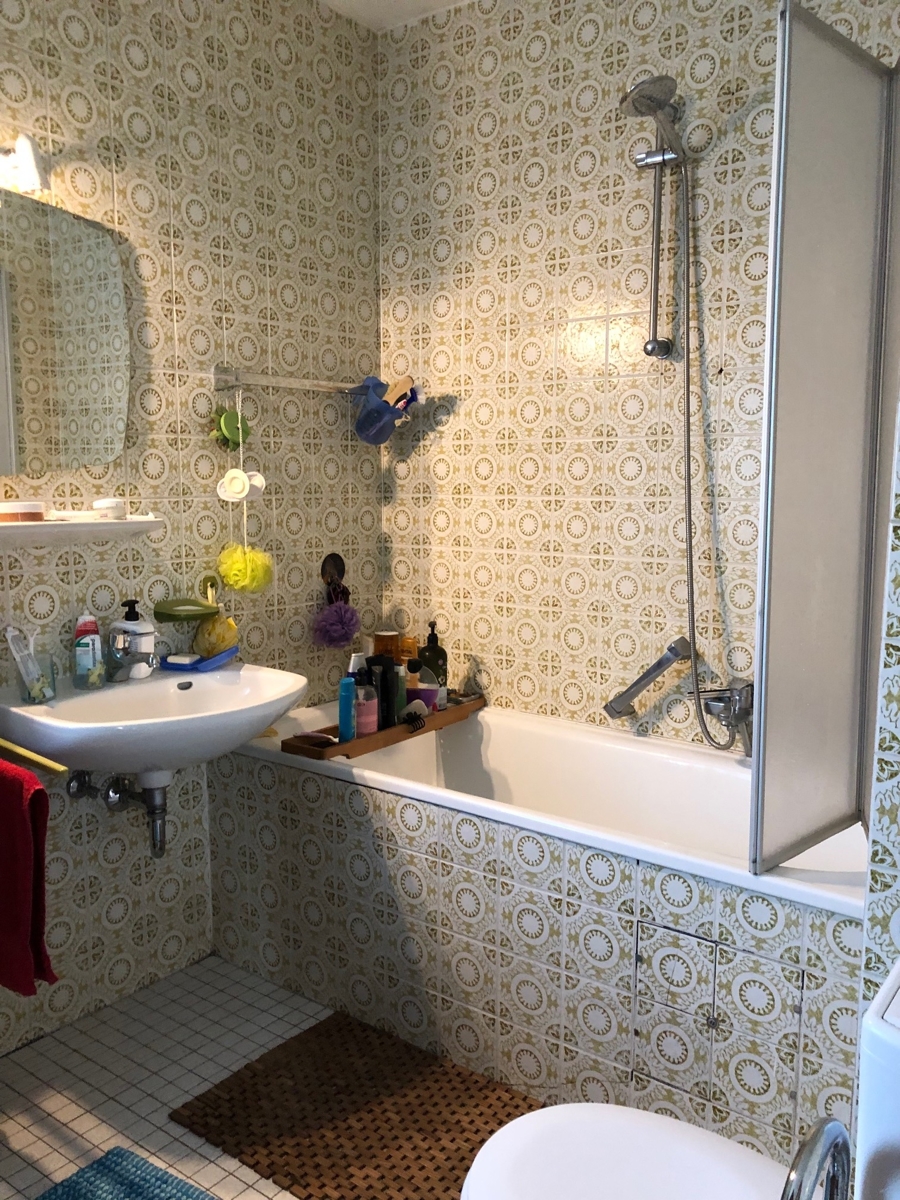 Badezimmer im OG mit Wanne, WC und Fenster Reihenhaus Sankt Augustin