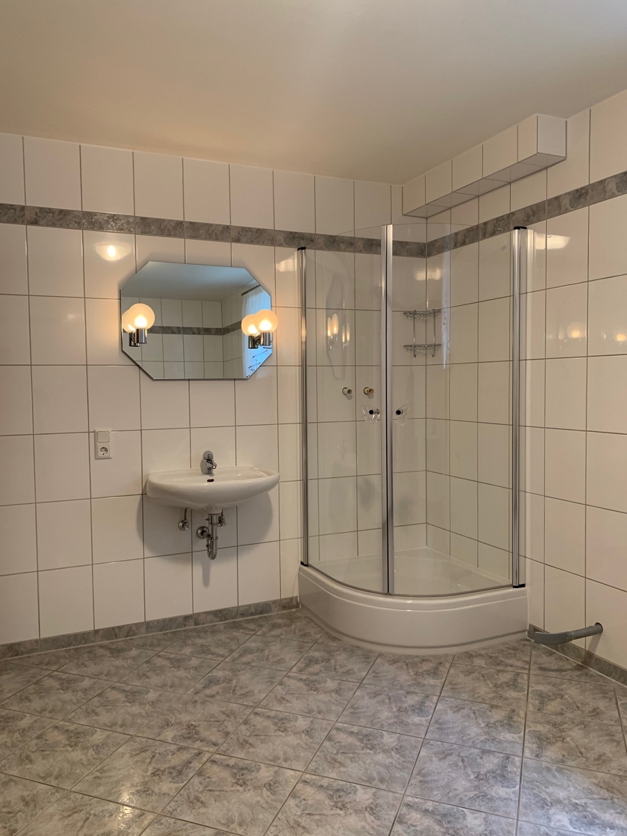 Ansicht gro�er Raum f�r Sauna mit Dusche Doppelhaush�lfte Sankt Augustin