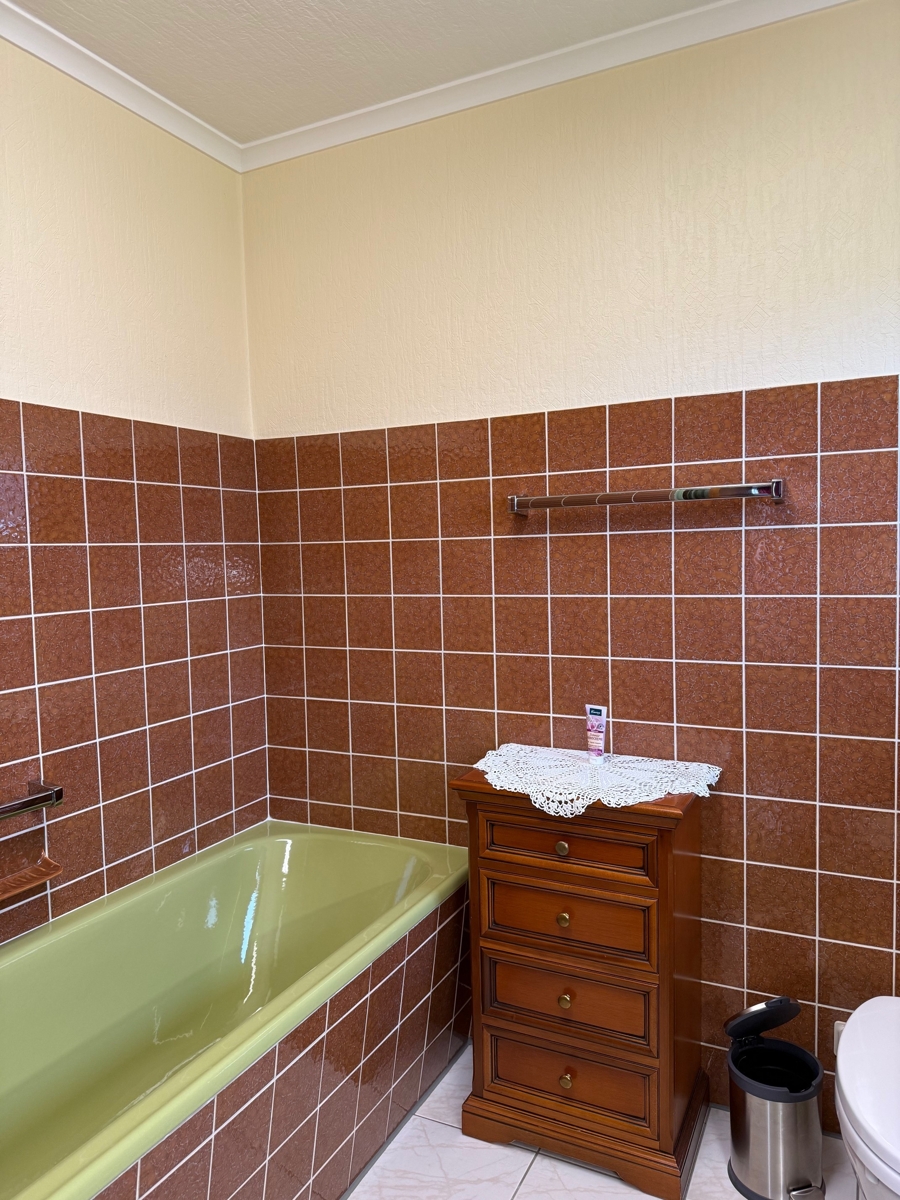 2 tes Badezimmer mit Wanne und Dusche Einfamilienhaus Thomasberg