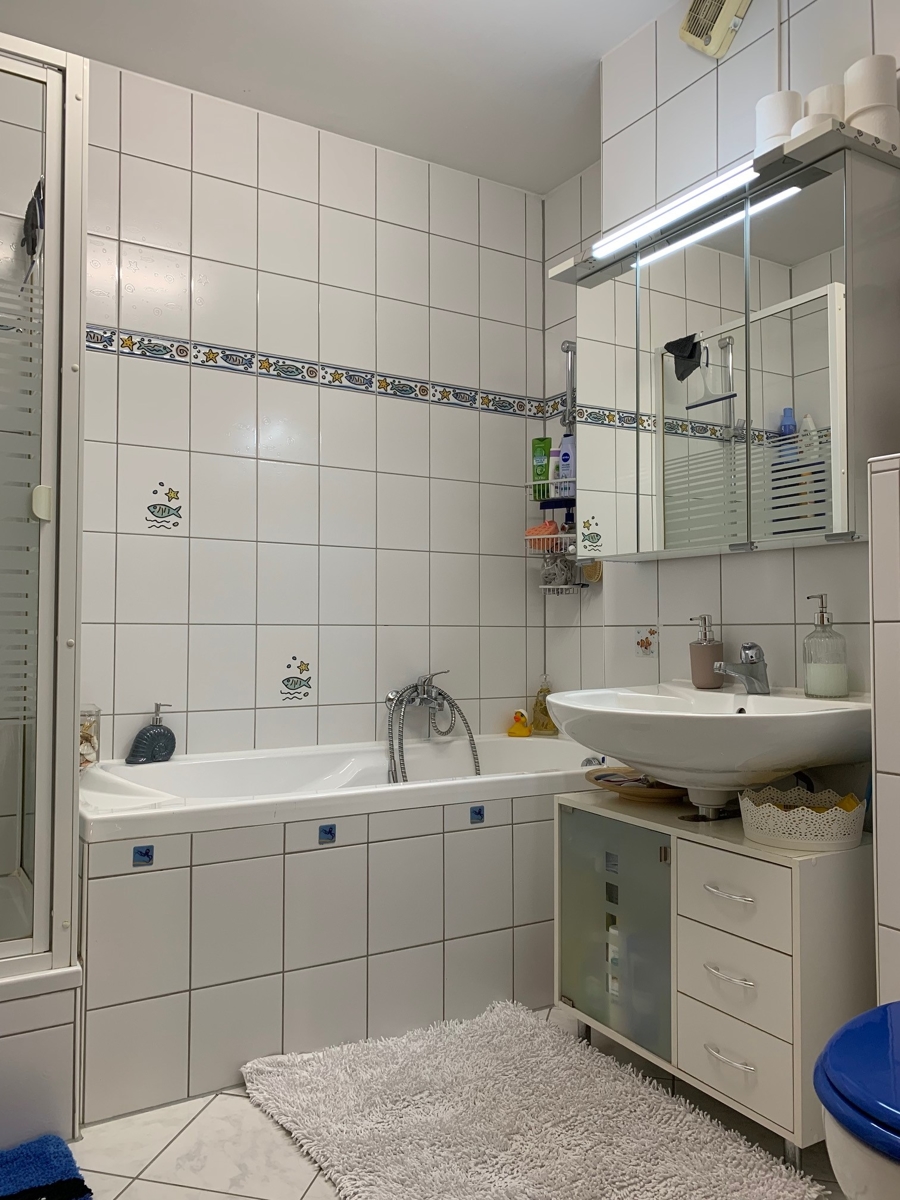 Ansicht Badezimmer mit Wanne und Dusche Reihenhaus Sankt Augustin