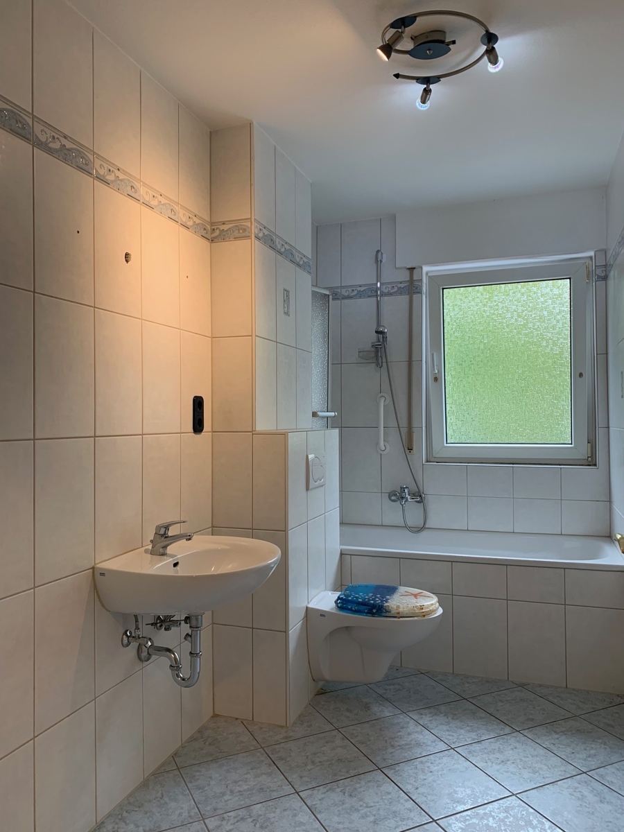 Ansicht Badezimmer mit Fenster Erdgeschosswohnung Sankt Augustin