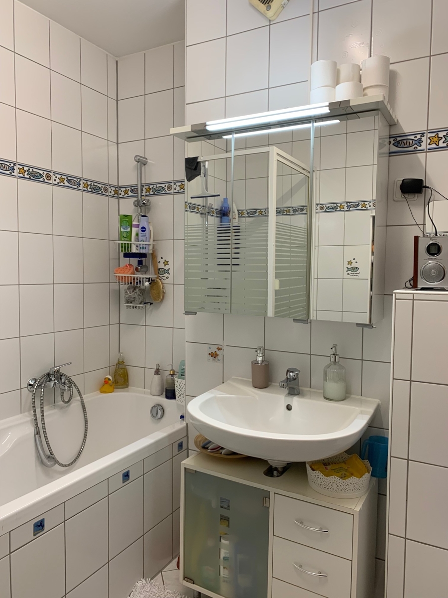 Ansicht Badezimmer mit Wanne und Dusche Reihenhaus Sankt Augustin