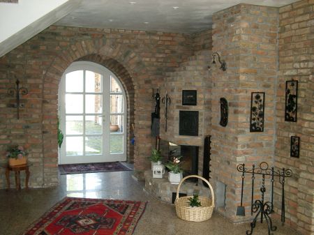 Eingangsbereich mit Kamin B�rohaus Bornheim
