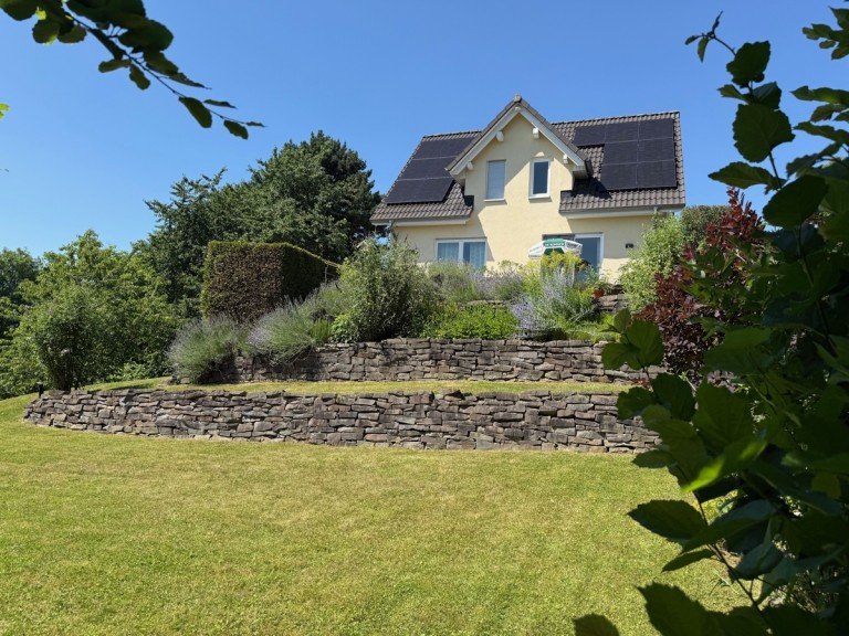 R�ckansicht Hennef Einfamilienhaus HENNEF in toller Lage, freist. EFH mit Doppelgarage, ca. 170 m� WNfl. ca. 926 m� GrSt.; PV-Anlage