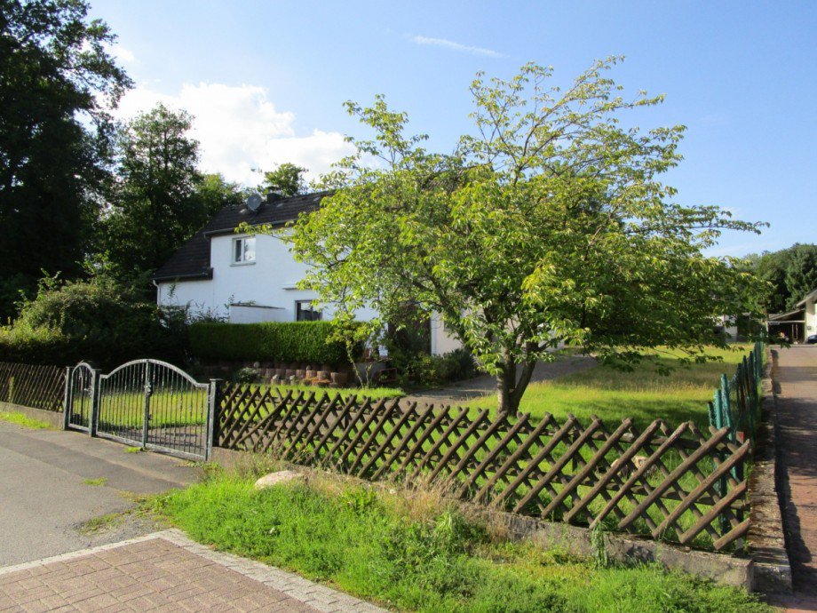 Blick von der Strasse Doppelhaush�lfte Siegburg