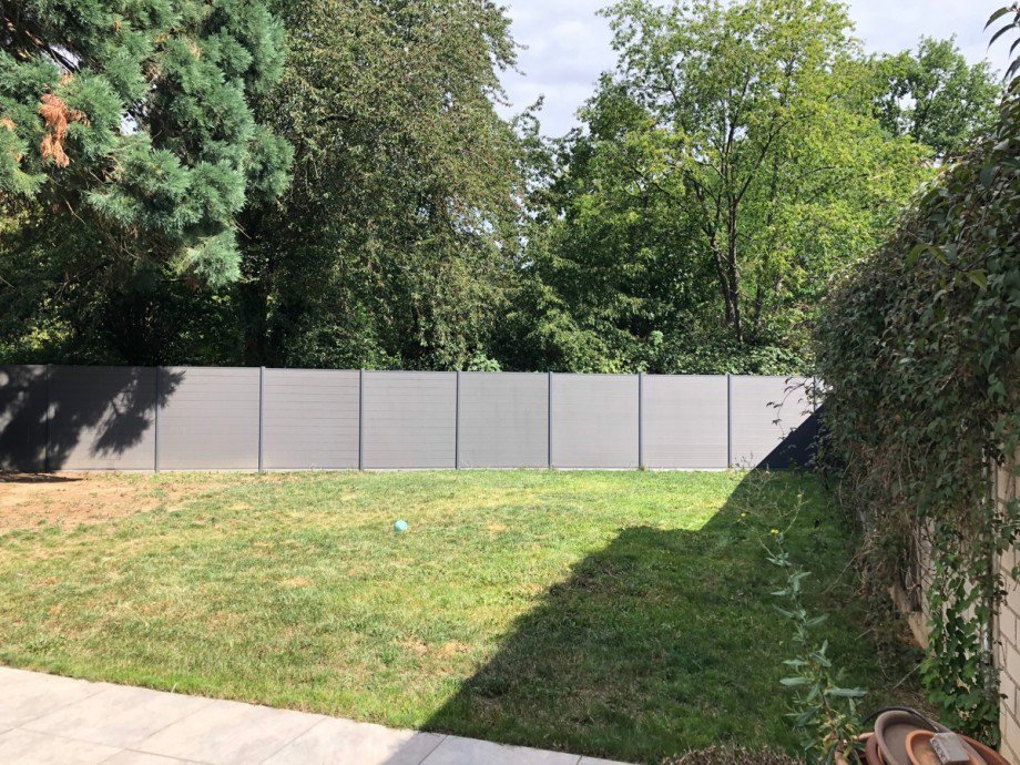 Blick in den Garten von der Fr�ckst�cksterrasse Bungalow Troisdorf-Sieglar