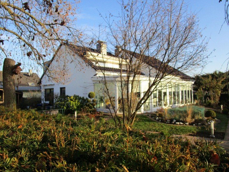 R�ckansicht des Hauses Sankt Augustin-Niederpleis - Schmerbroich Etagenwohnung SANKT AUGUSTIN-Niederpleis, sch�ne 3 Zi.Whg. mit ca. 80 m� Wfl. im 2 Fam-Haus, Balkon, Doppelcarport