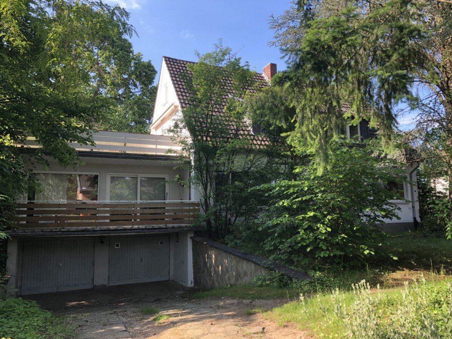 Vorderansicht mit Anbau und Garagen Zweifamilienhaus Sankt Augustin