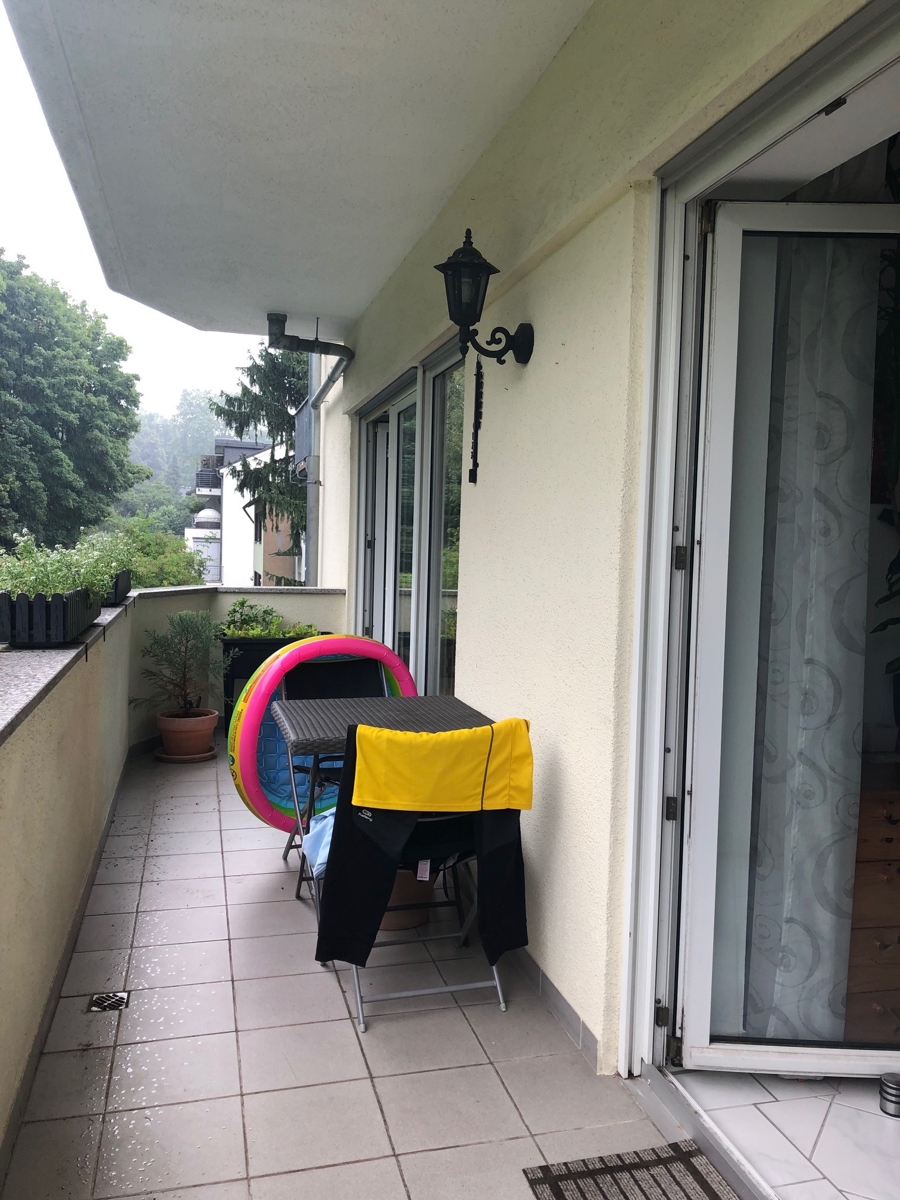�berdachter gro�er Balkon Etagenwohnung Bonn