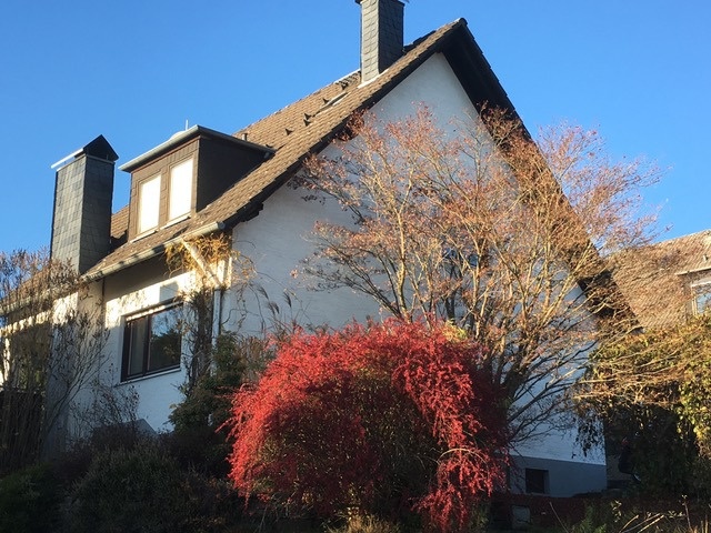Hausnansicht von der Strasse Much / Marienfeld Einfamilienhaus MUCH MARIENFELD, tolles, freist. Einfamilienhaus, 4-5 Zimmer, 190 m� WNfl., Vollkeller, 833 m� GrSt.