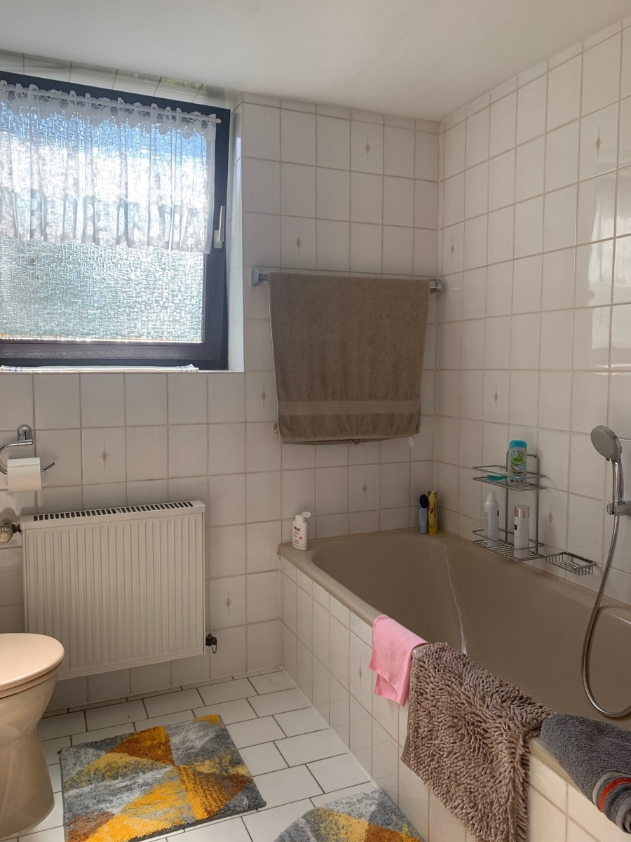 Bad mit Wanne und Dusche Etagenwohnung Sankt Augustin