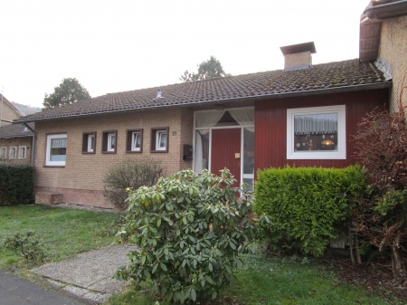 Stra�enansicht Lohmar / Neuhonrath Einfamilienhaus LOHMAR-Neuhonrath, Bungalow mit ca.120 m� Wfl, 5 Zimmer inkl. Wintergarten 365 m� Grst, Garage