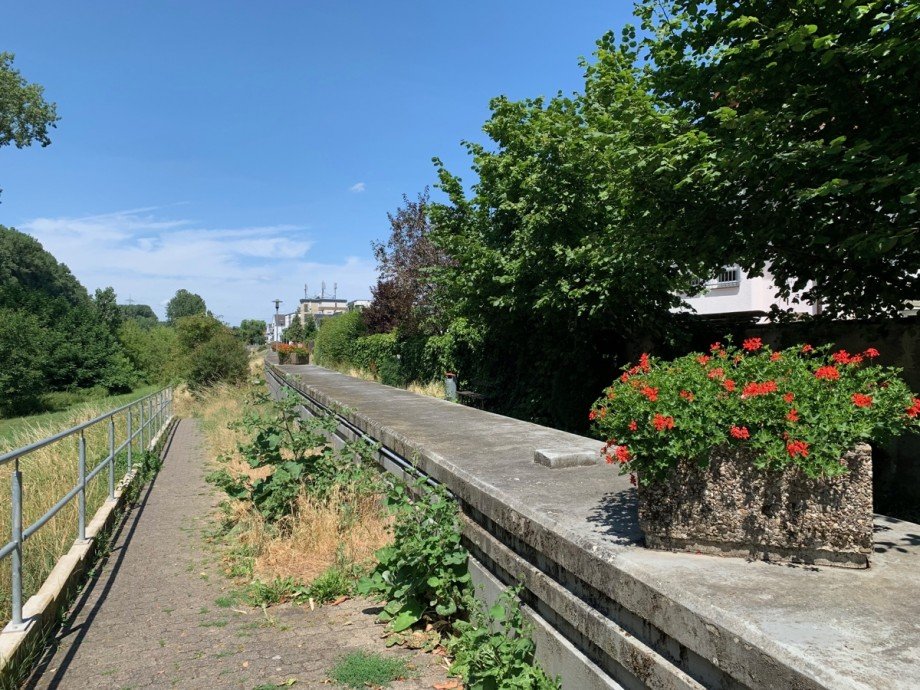 Weg zum Spielplatz und Fahrradweg Doppelhaush�lfte Niederkassel