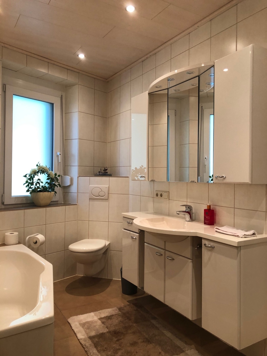 Badezimmer mit Wanne und Dusche Einfamilienhaus Bonn / Endenich