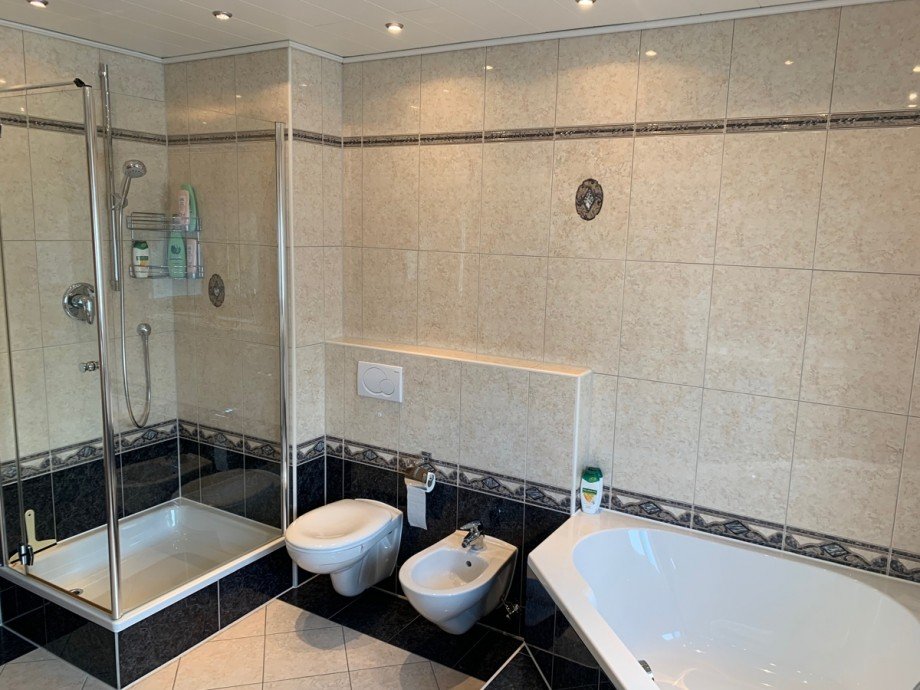 Ansicht Badezimmer im OG mit Wanne und Dusche Doppelhaush�lfte Sankt Augustin