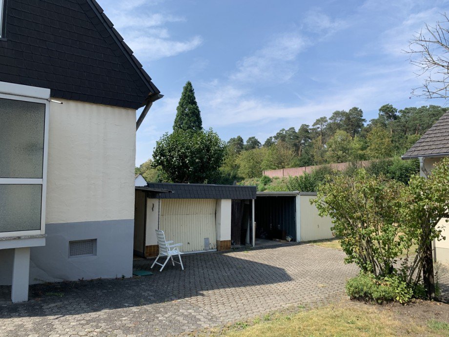 Seitenansicht mit Garagen Einfamilienhaus Siegburg / Stallberg