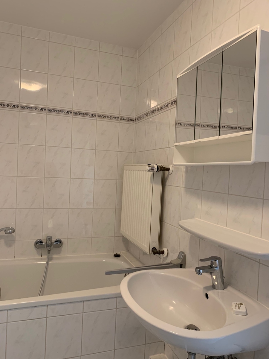 Ansicht Bad mit Wann und Dusche Etagenwohnung Bonn