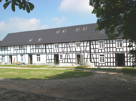 Ansicht Eingangsbereich Hennef - Happerschoss Reihenhaus Hennef, Reihenhaus mit Terrasse und kleinem Garten in sanierter Fachwerkhofanlage ca. 111,34 m� Wfl.