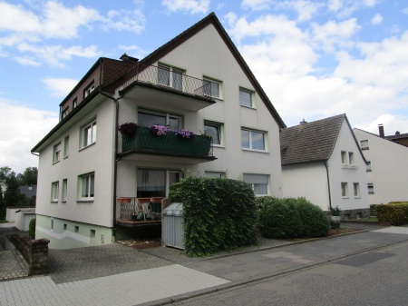 Hausansicht Sankt Augustin / Menden (Rheinland) Etagenwohnung SANKT AUGUSTIN-MENDEN, zentral gelegene 3-Zimmer-Whg., 1. OG, ca. 82 m� Wfl., Garage, Balkon, Garten