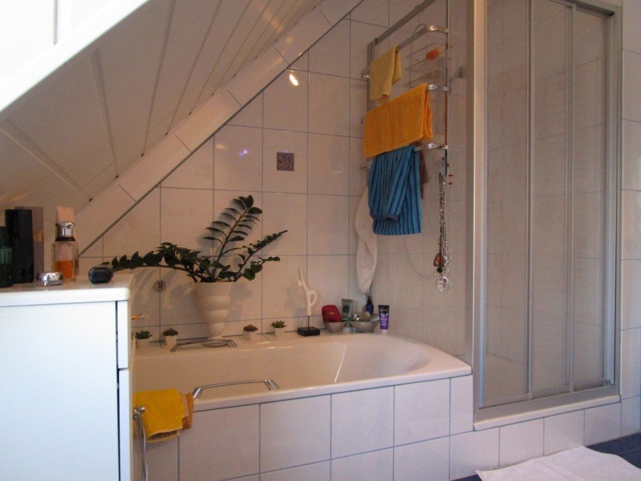 Ansicht Bad mit Wanne, Dusche und WC Reiheneckhaus Sankt Augustin