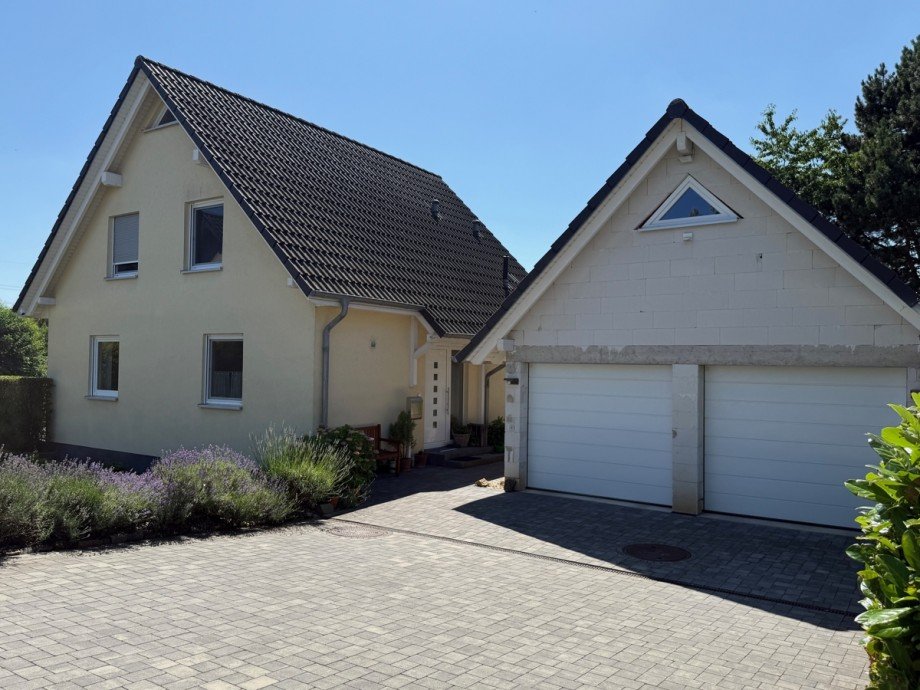 Anicht Haus mit Garage und Stellpl�tze Einfamilienhaus Hennef