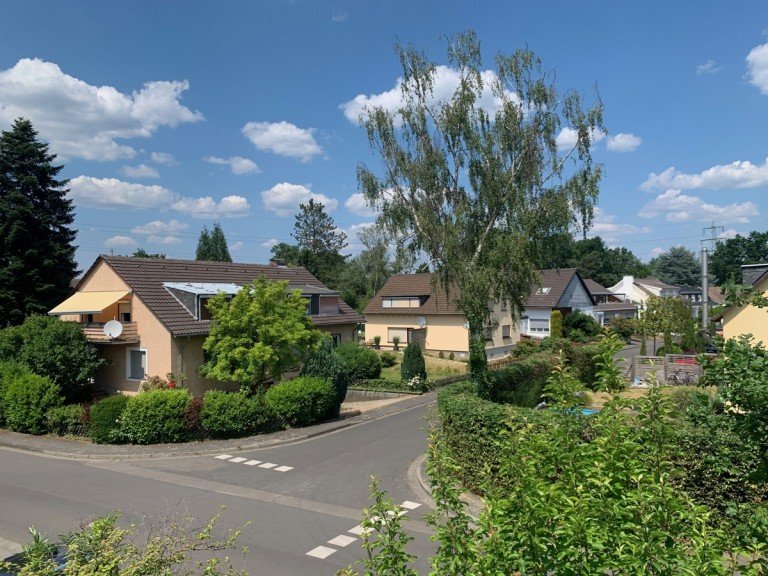 Wohnumgebung Sankt Augustin - Niederberg Einfamilienhaus SANKT AUGUSTIN-NIEDERBERG, freist. Ein.FamH, 7-8 Zi., ca. 280 m� WNutzfl. + Keller, ca. 610 m� GrSt.
