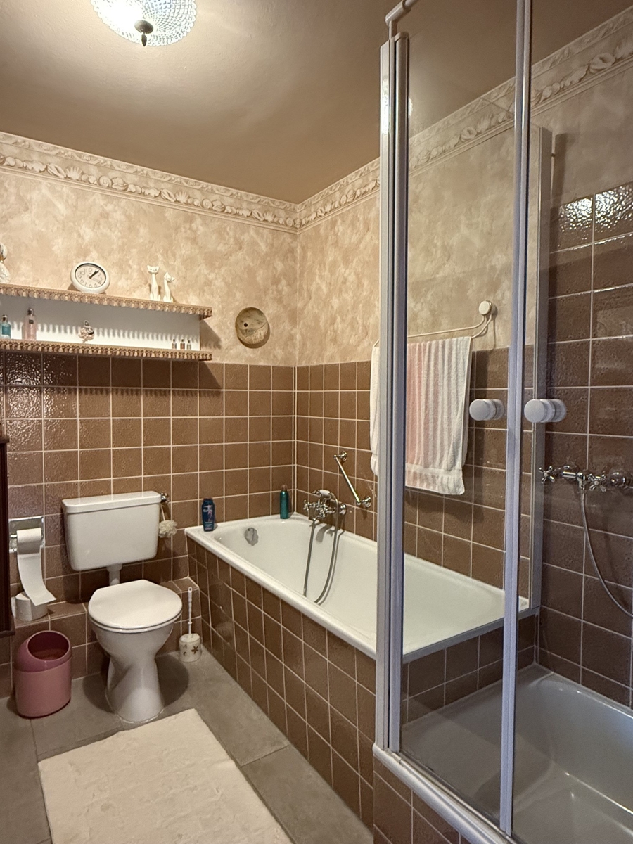 Bad im 1. OG mit Wanne und Dusche Reihenhaus Sankt Augustin