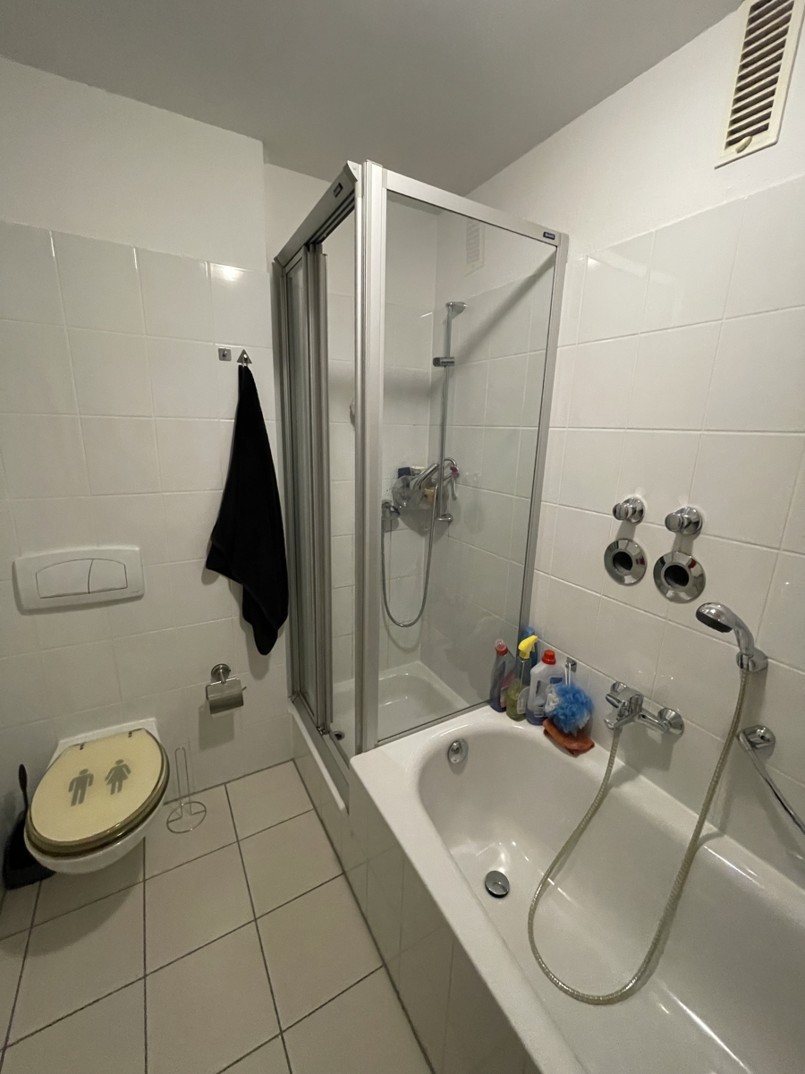 Badezimmer mit Wanne und Dusche Etagenwohnung Sankt Augustin