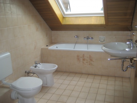 Bad mit Wanne, Dusche und WC Dachgeschosswohnung K�nigswinter