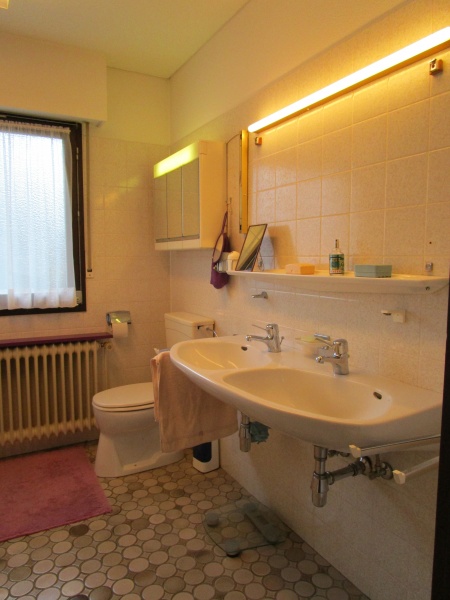 Tageslichtbad mit Wanne und Dusche Bungalow Bonn / Holzlar
