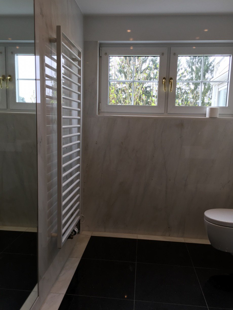 Badezimmer mit Dusche (DG-Whg.) Mehrfamilienhaus Sankt Augustin