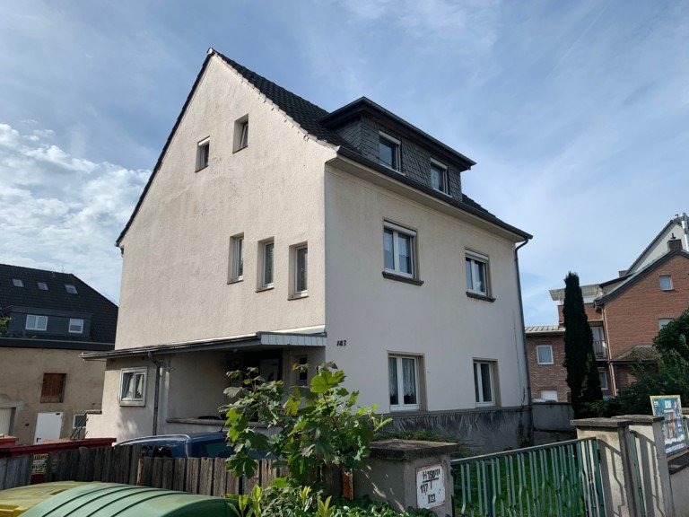 Hausansicht Siegburg Mehrfamilienhaus SIEGBURG ZENTRUM, 3 Part. Haus, ca. 180 m� Wfl., Vollkeller, gr. Garage, Baugrundst�ck insg. 619 m�