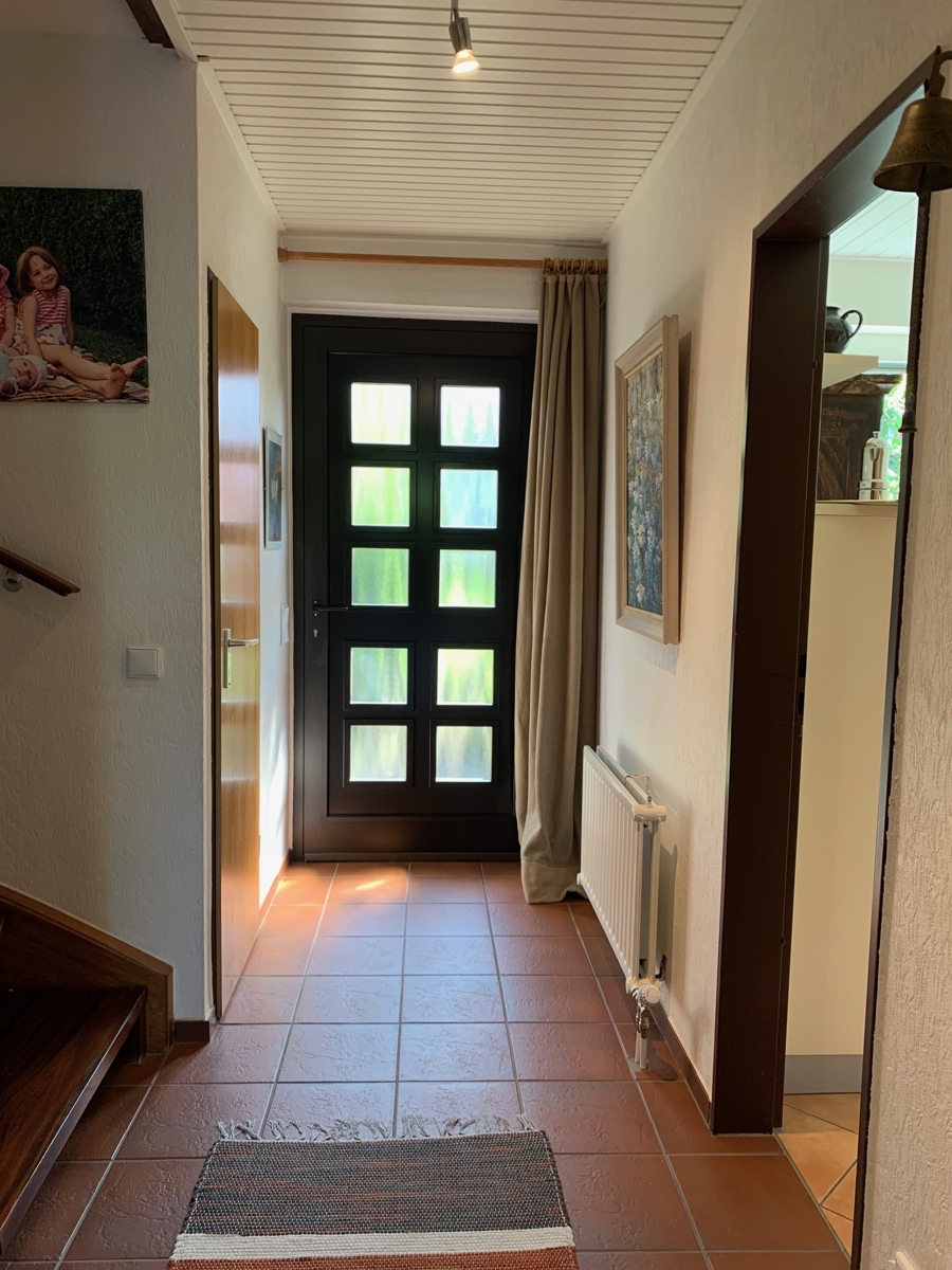 Flur mit Hauseingangst�re Reihenhaus Sankt Augustin