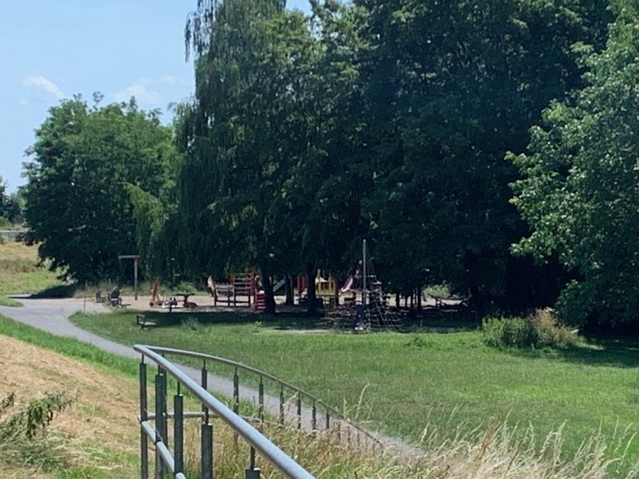 Weg zum Spielplatz und Fahrradweg Doppelhaush�lfte Niederkassel