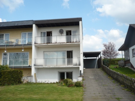 Frontansicht Ruppichteroth - Ruppichteroth Doppelhaush�lfte RUPPICHTEROTH, sch�n gelegene Doppelhaush�lfte mit ca. 140 m� Wfl., Garage, Carport, Terrasse, Garten