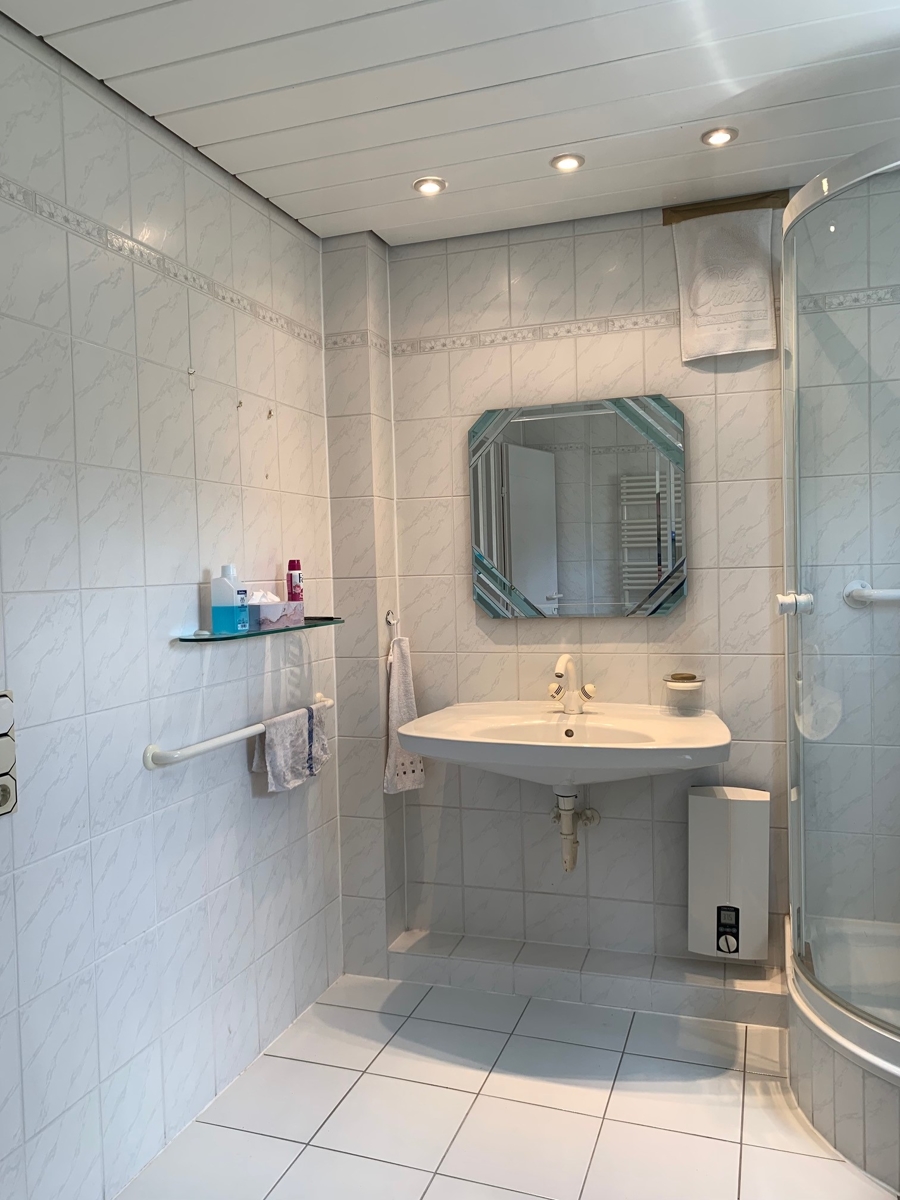 Bad mit Dusche und WC im 1. OG Zweifamilienhaus Troisdorf