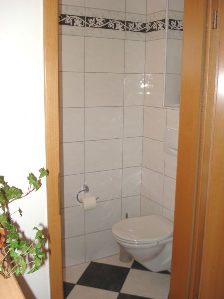G�ste-WC Bild 1 Doppelhaush�lfte Neunkirchen