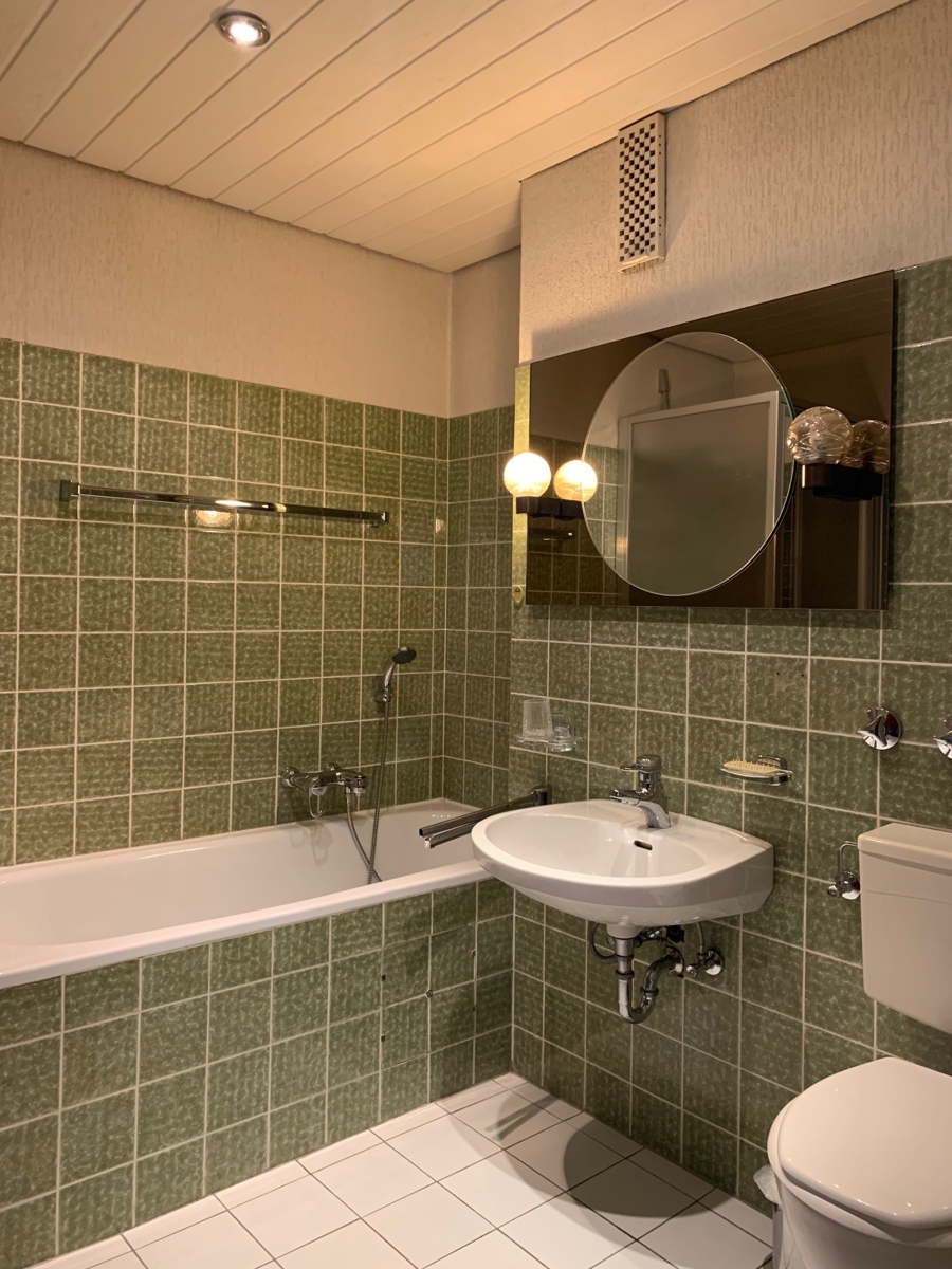 Badezimmer mit Wanne und Dusche Reihenendhaus Sankt Augustin